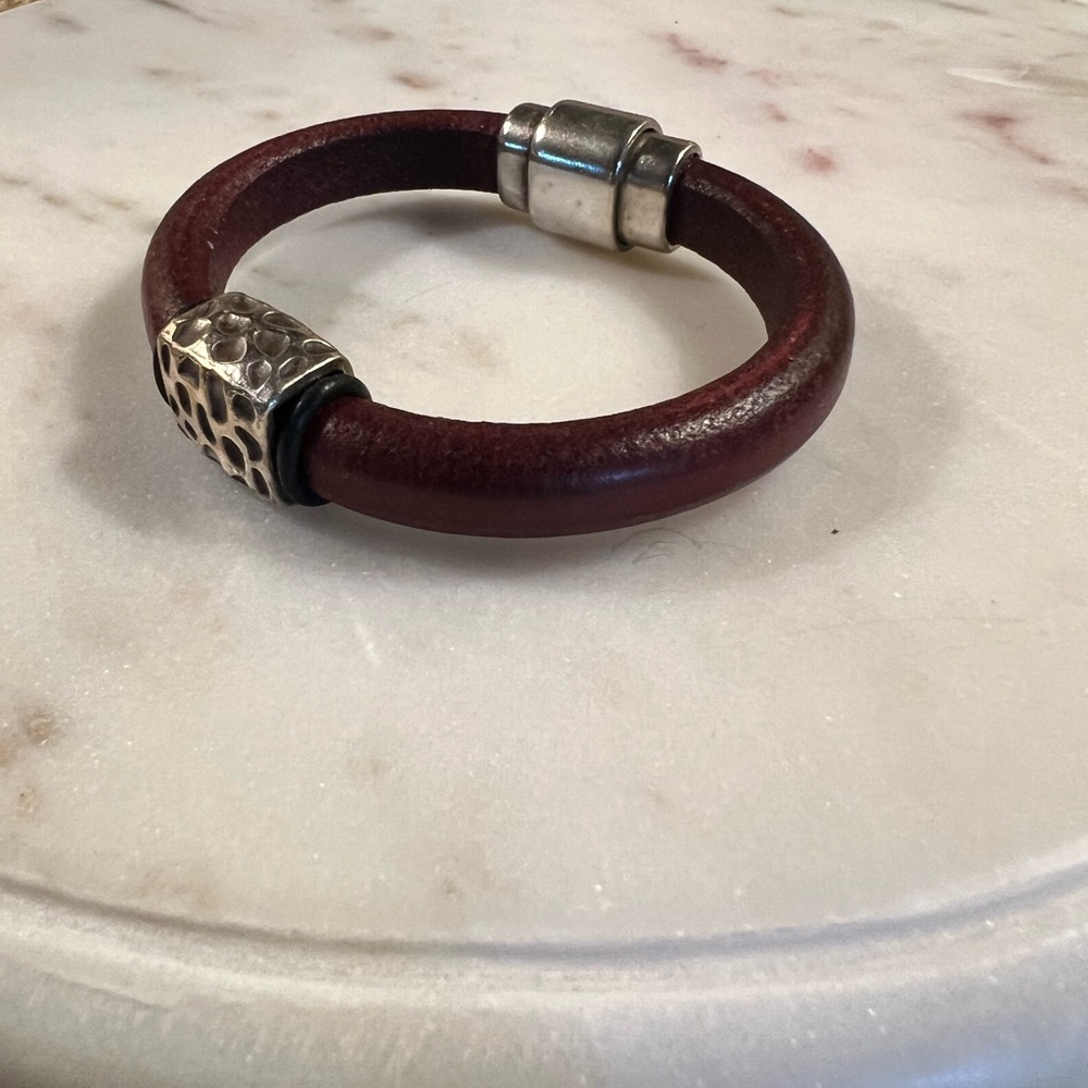Elegant Brown Leather Bracelet with Silver Accents